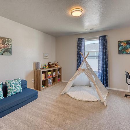 Family Friendly Playroom Garage 考德威尔 外观 照片