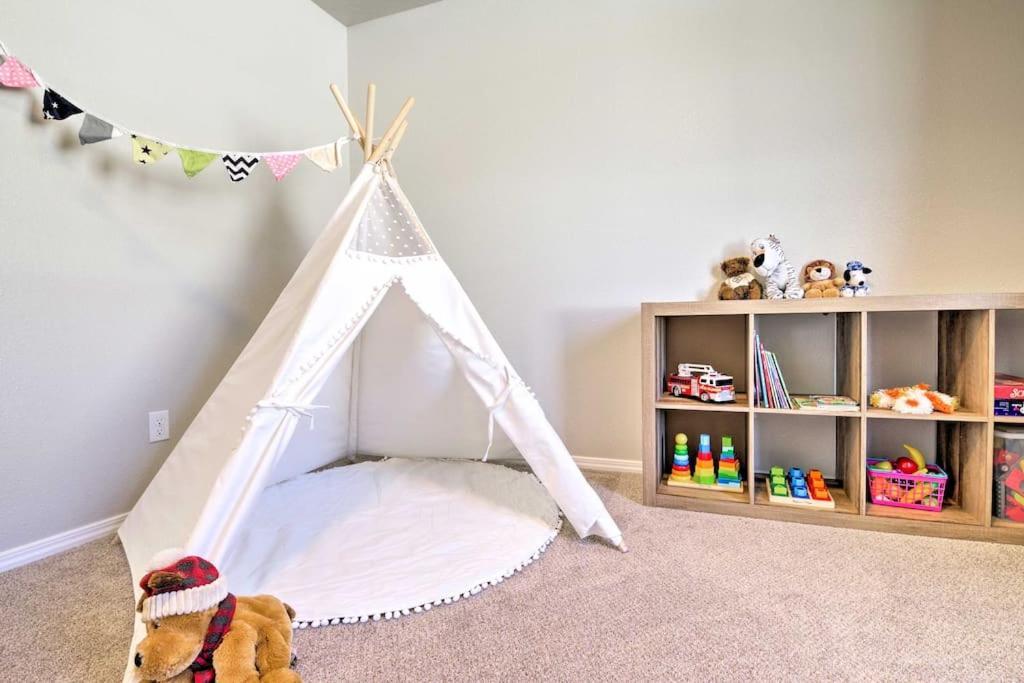 Family Friendly Playroom Garage 考德威尔 外观 照片